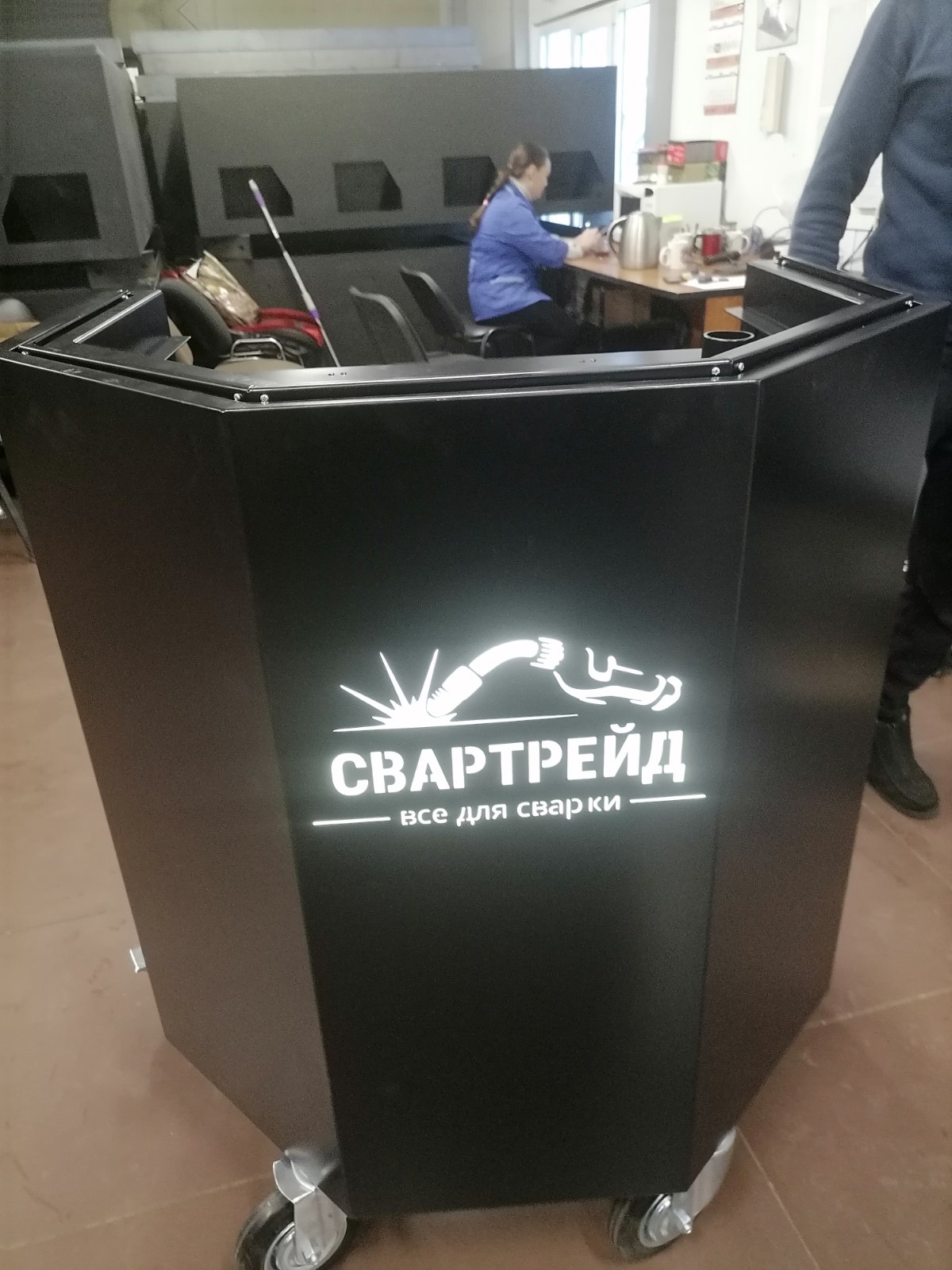 Оснащение учебного заведения демонстрационными столами сварщика